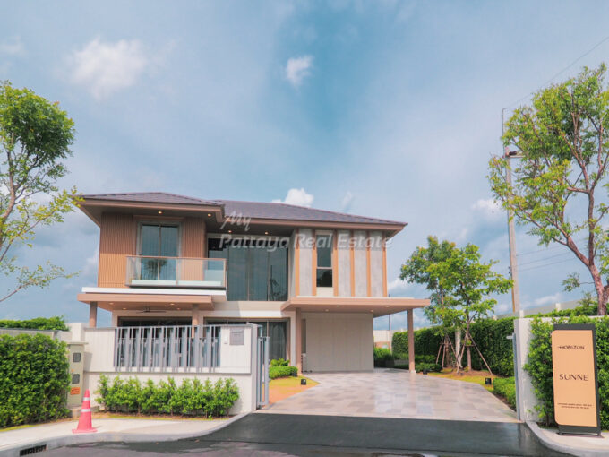 Horizon House For Sale in East Pattaya 4 Bedroom With Private Garden - HEHRZ01